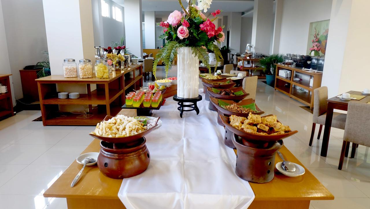 Syariah Radho Hotel Sengkaling Маланг Екстериор снимка